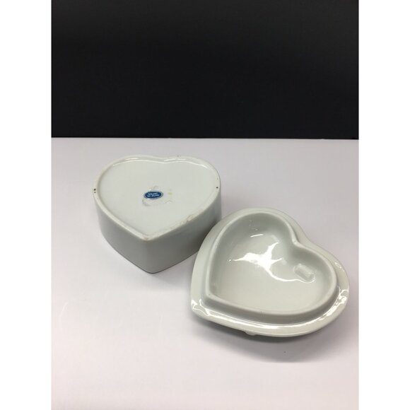 Vtg Heart Shaped Trinket Box Lidded White Porcelain Raised Lotus Flower Japan - Picture 4 of 16